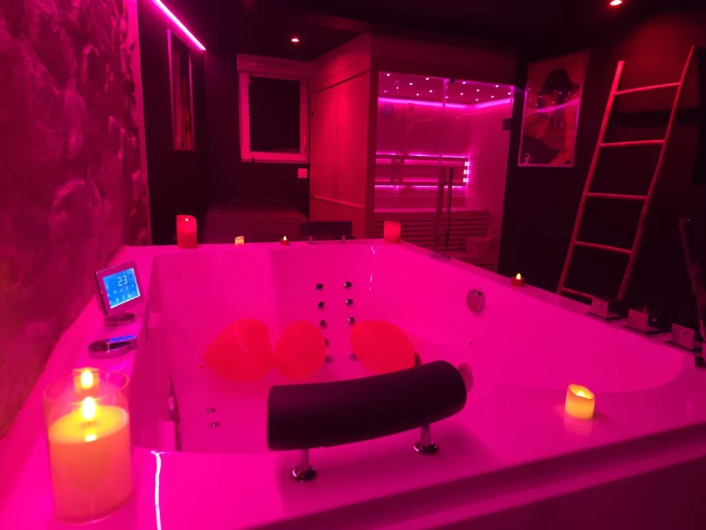 La Cachette Secrète - Love Room à Caen avec Balnéo et Sauna